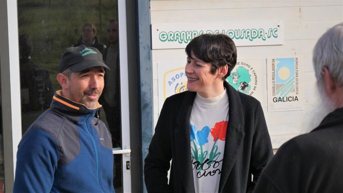 La portavoz nacional del BNG, Ana Pontón, en un encuentro con representantes de la Plataforma de productores y productoras en ecológico en una explotación ecológica del municipio coruñés de Irixoa