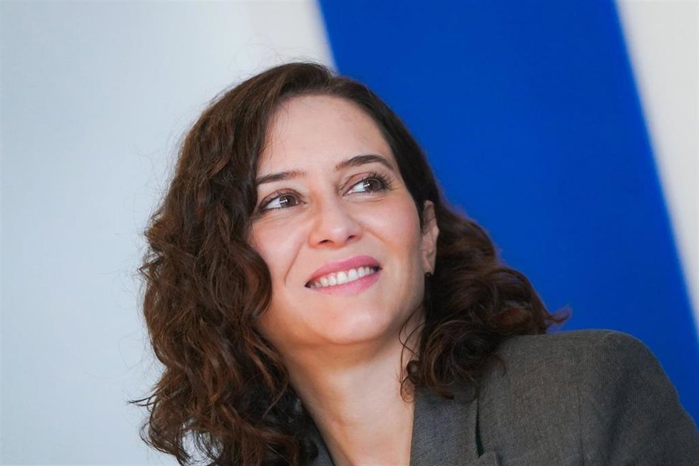 La presidenta de la Comunidad de Madrid, Isabel Díaz Ayuso, visita Digital Catapult, de Innovate UK, la agencia nacional de innovación del Gobierno británico, donde se reúne con el director de Política, Investigación y Compromiso Estratégico, Phil Young.