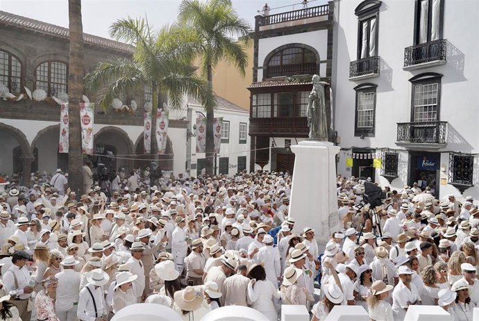 Un grupo de personas durante el tradicional desembarco de Los Indianos en la isla de La Palma, a 20 de febrero de 2023, en Santa Cruz de la Palma, Santa Cruz de Tenerife, Tenerife, Canarias (España). Unas 73.000 personas asisten a los bailes de Los Ind
