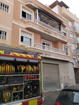 Un camión del CEIS junto a la vivienda incendiada