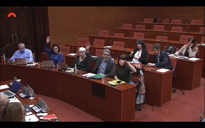 Los diputados de ERC votando contra las enmiendas a la totalidad.