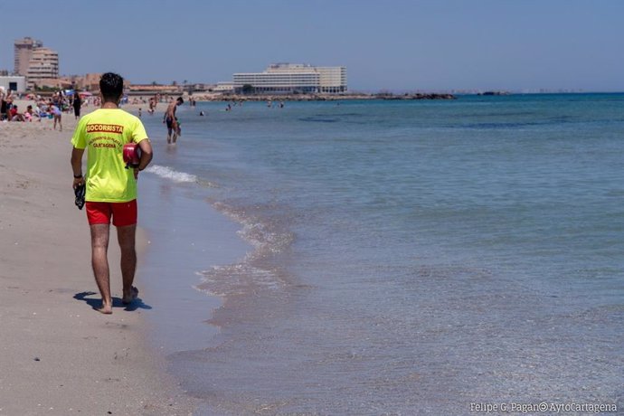 Archivo - Un voluntario de protección civil en las playas cartageneras