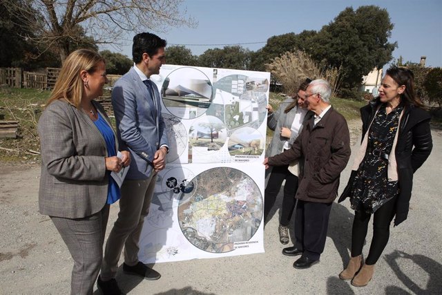 La delegada Ángela Hidalgo conoce el proyecto de residencia de mayores en Santa Ana