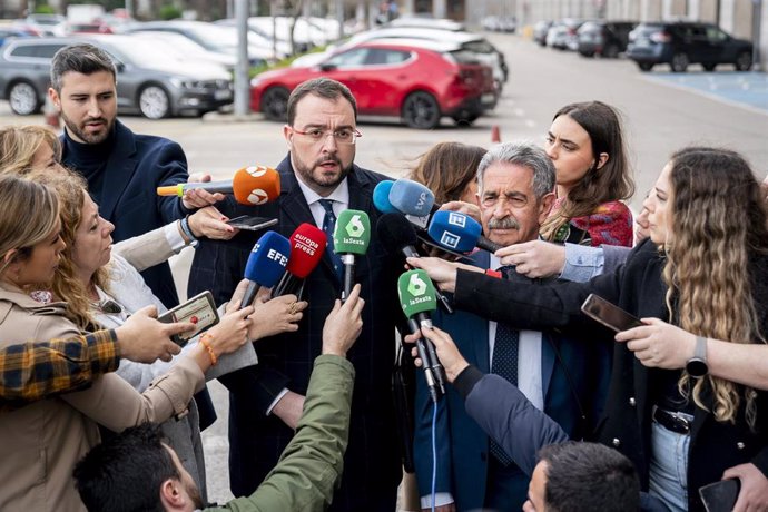 El presidente del Principado de Asturias, Adrián Barbón, atiende a medios a su llegada a una reunión con la ministra de Transportes, Movilidad y Agenda Urbana en la sede del Ministerio, a 20 de febrero de 2023, en Madrid (España).