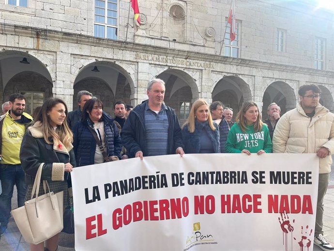 Panaderos de Cantabria se concentran frente al Parlamento.