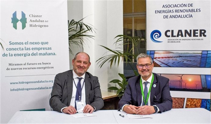 El presidente de la Asociación de Energías Renovables de Andalucía (Claner), Alfonso Vargas, y el presidente del Clúster Andaluz del Hidrógeno, Francisco Montalbán, firman un convenio de colaboración.