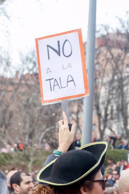 Una persona porta una pancarta que reza 'No a la tala'.