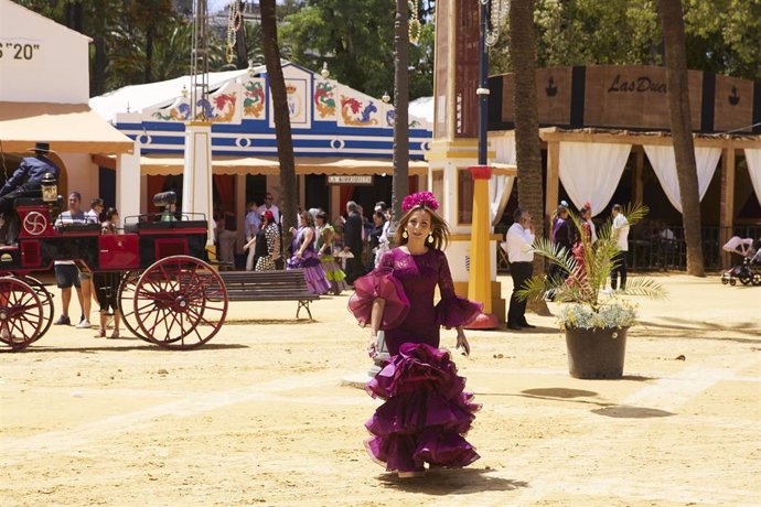 Archivo - Una flamenca cruzando el Real durante la Feria de Jerez de la Frontera, a 13 de mayo de 2022 en Cádiz (Andalucía, España)