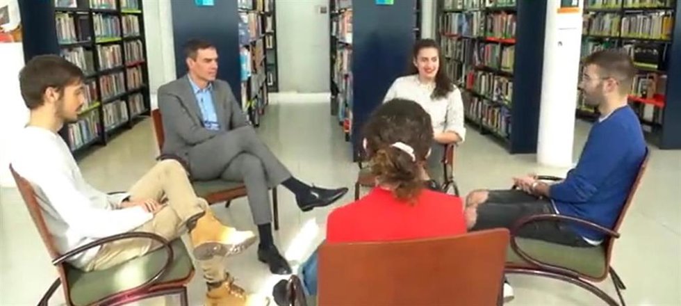 El presidente del Gobierno, Pedro Sánchez, junto a un grupo de estudiantes con los que ha conversado sobre el aumento de becas.