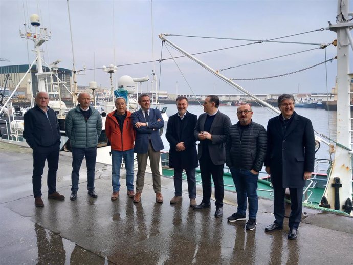 Reunión del director xeral de Pesca, Antonio Basanta, para abordar el recurso contra el veto a la pesca de fondo