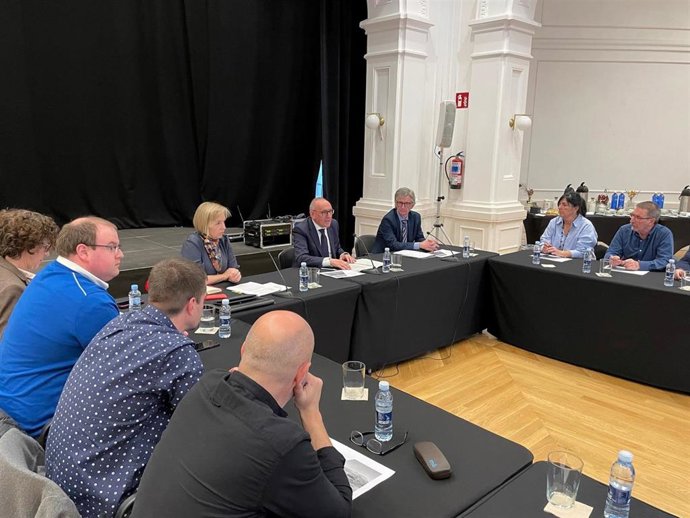El diputado general de Álava, Ramiro González, junto con la diputada de Promoción Económica de Bizkaia, Ainara Basurko, y el secretario general de la Presidencia del Gobierno Vasco, Manu Castilla, han presentado el Plan Estratégico de Aiaraldea