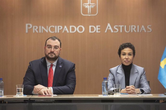 El presidente del Principado de Asturias, Adrián Barbón, y la secretaria de Estado de Transportes, Movilidad y Agenda Urbana, Isabel Pardo de Vera, durante una reunión  el 24 de enero de 2023, en Oviedo.