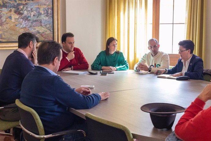 La delegada de Fomento, Articulación del Territorio y Vivienda, Cristina Casanueva (centro), en el encuentro mantenido con los alcaldes de Priego, Fuente Tójar y Castil de Campos.