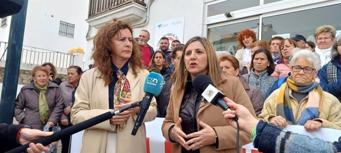 La vicepresidenta segunda de la Mesa del Parlamento andaluz y parlamentaria del PSOE por Cádiz, Irene García, atiende a los medios de comunicación