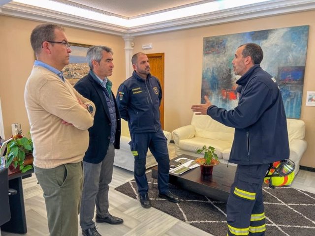 El alcalde, Víctor Navas; el concejal de Seguridad, Javier Marín; y el jefe de Bomberos, David Bañasco, han recibido a Óscar Raggio Pérez, el bombero benalmadense que participó en las las labores de rescate tras el terremoto de Turquía.