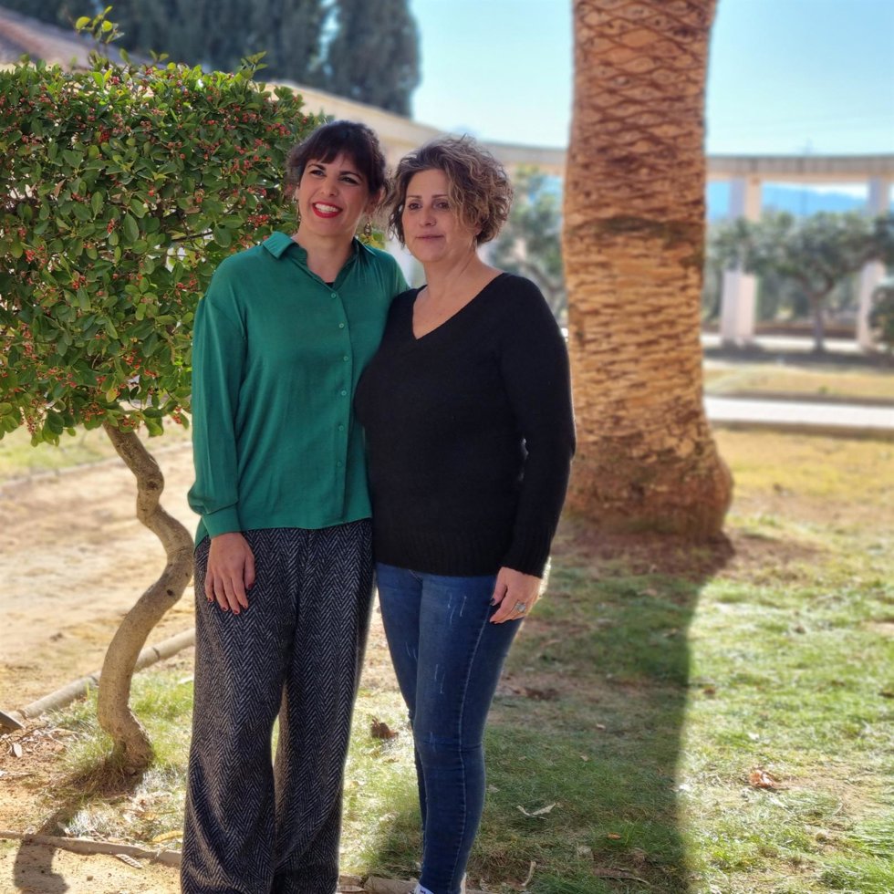 La portavoz nacional de Adelante Andalucía, Teresa Rodríguez, junto a Gema Olivares Mateos, candidada de Adelante en Chiclana para las elecciones municipales de mayo