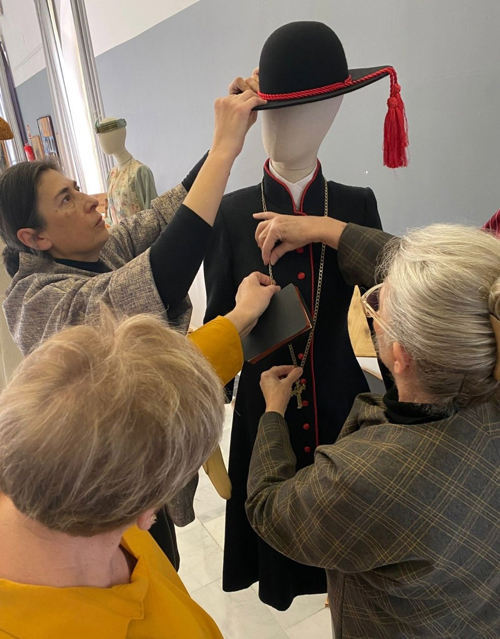 Archivo - Purificación Velarde y dos de las alumnas de su academia, durante el montaje de la exposición 'Diseñadoras en la Sombra' el pasado diciembre en Córdoba.
