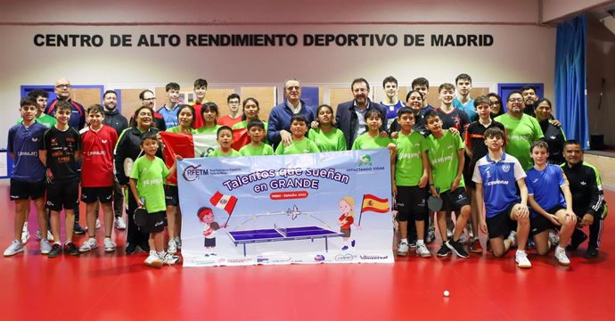 José Manuel Franco, presidente del CSD, con los niños y niñas del programa 'Impactando Vidas'