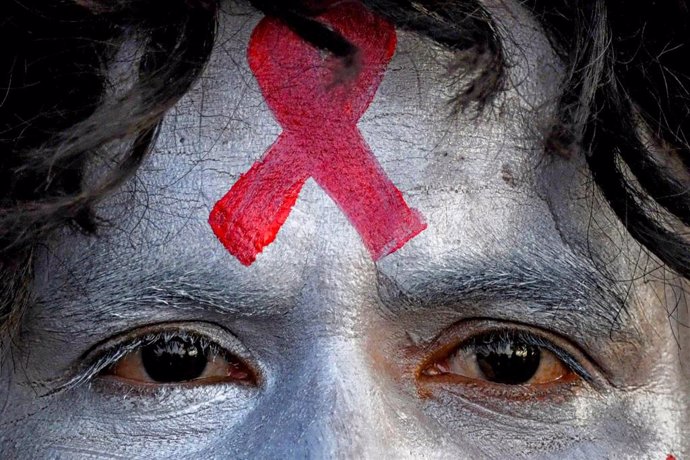 Archivo - Un manifestante con la cara pintada posa para una foto durante una campaña de sensibilización con motivo del Día Mundial de la Lucha contra el Sida. En Calcuta (India), a 01 de diciembre de 2022.