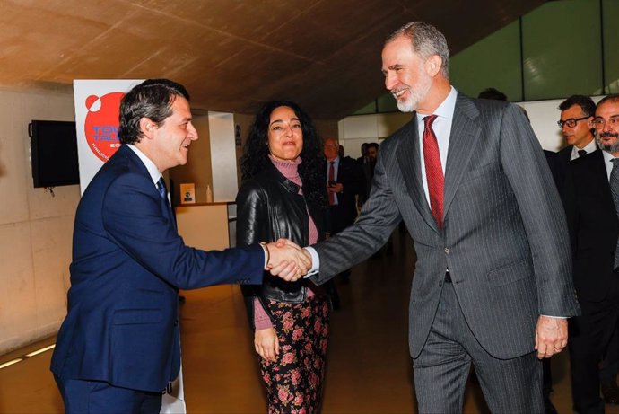 El alcalde de Córdoba, José María Bellido, saluda a Su Majestad el Rey, Felipe VI, en la recepción a los ediles de las cinco ciudades que han sido seleccionadas para el Tour del Talento de la Fundación Princesa de Girona.