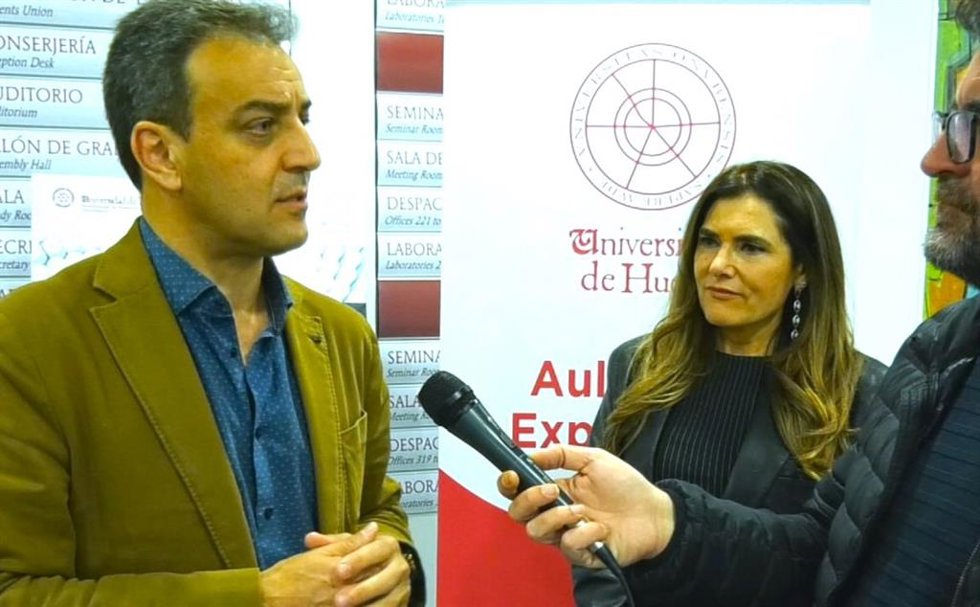 La vicerrectora de Extensión Universitaria y Relaciones Institucionales, Joaquina Castillo, y el director del Aula de la Experiencia, Rafael Andújar.