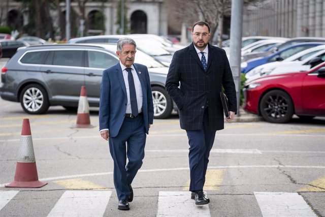 El presidente del Principado de Asturias, Adrián Barbón (d), y el presidente de Cantabria, Miguel Ángel Revilla (i), a su llegada a una reunión con la ministra de Transportes, Movilidad y Agenda Urbana en la sede del Ministerio.