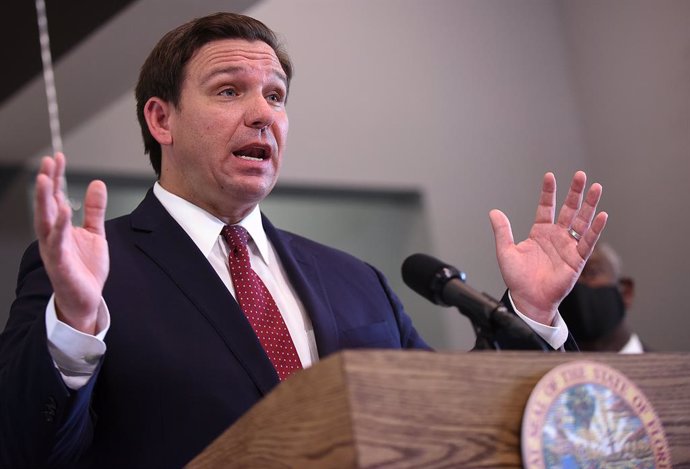 Archivo - 17 July 2020, US, Apopka: Governor of Florida Ron DeSantis speaks during a press conference at Wellington Park Apartments to announce the release of 75 US million dollars in funding from The Coronavirus Aid for local governments to provide ren