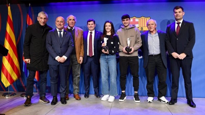 Aitana Bonmatí y Pedri González tras recibir sus premios 'Bara Jugadors' de la temporada 2021-2022