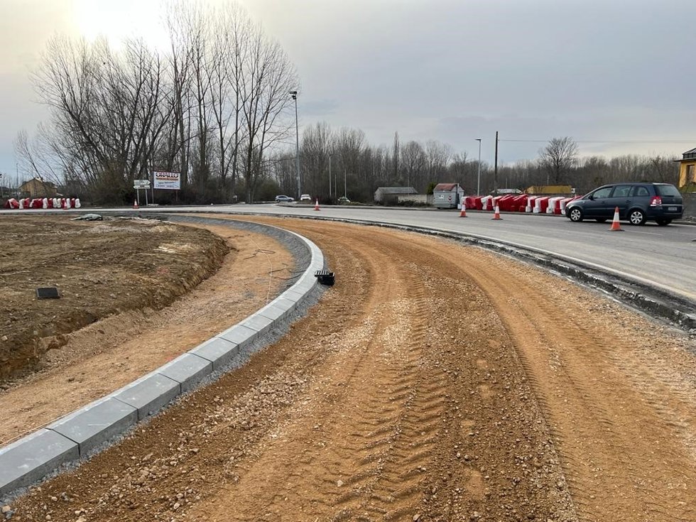 Obras en la rotonda de la CL-631 en Ponferrada (León).