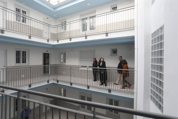 La alcaldesa de San Fernando, Patricia Cavada, visita el nuevo bloque de 15 viviendas públicas construidas en la ciudad