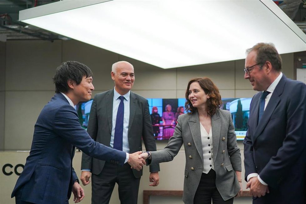 La presidenta de la Comunidad de Madrid, Isabel Diaz Ayuso, visita Colt Technology para conocer los planes de inversión de la compañía en la región en materia de infraestructura digital.