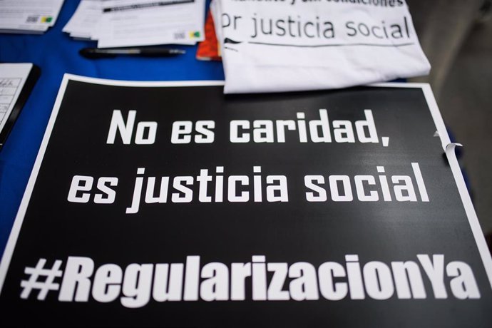 Archivo - Un cartel donde se puede leer "No es caridad, es justicia social"
