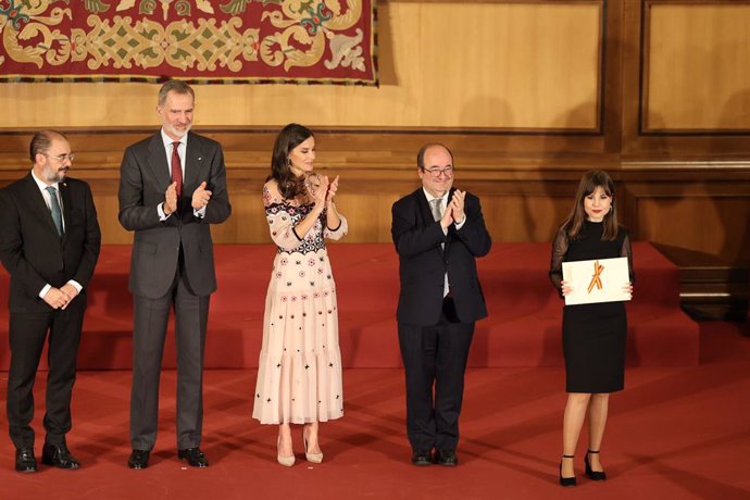 Los Reyes Felipe VI (2i) y Doña Letizia (3i); el presidente de Aragón, Javier Lambán (i); y el ministro de Cultura y Deporte, Miquel Iceta (2d), entregan el premio poesís juvenil por 'Los días eternos' a Elena Higueruelo Illana (d), durante la entrega d