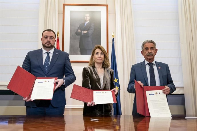 La ministra de Transportes, Movilidad y Agenda Urbana, Raquel Sánchez (c), se reúne con el presidente del Principado de Asturias, Adrián Barbón (i), y con el presidente de Cantabria, Miguel Ángel Revilla (d), en la sede del Ministerio