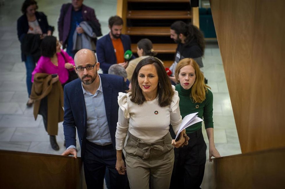 Archivo - La ministra de Derechos Sociales y Agenda 2030, Ione Belarra (c), y el secretario de Estado de Derechos sociales, Nacho Álvarez, llegan a la presentación del Informe de Progreso 2022 de la Estrategia de Desarrollo Sostenible 2030 por el Minist