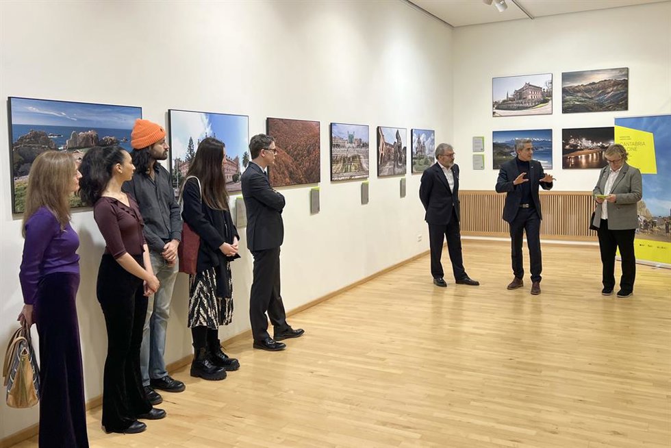 El vicepresidente y consejero de Cultura, Pablo Zuloaga, inaugura la exposición Cantabria de cine