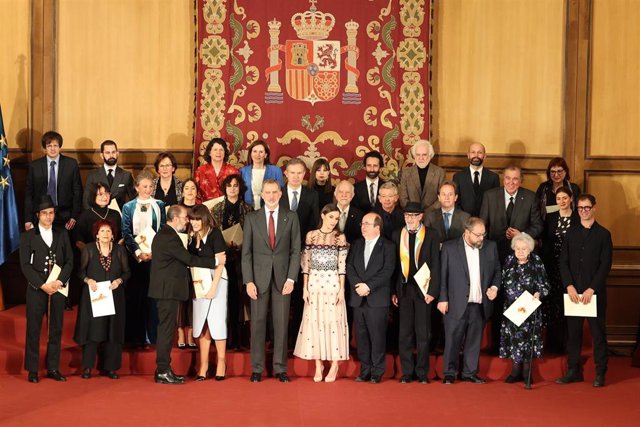 Foto de familia durante la entrega de los Premios Nacionales de Cultura de 2021, en el Edificio Pignatelli.