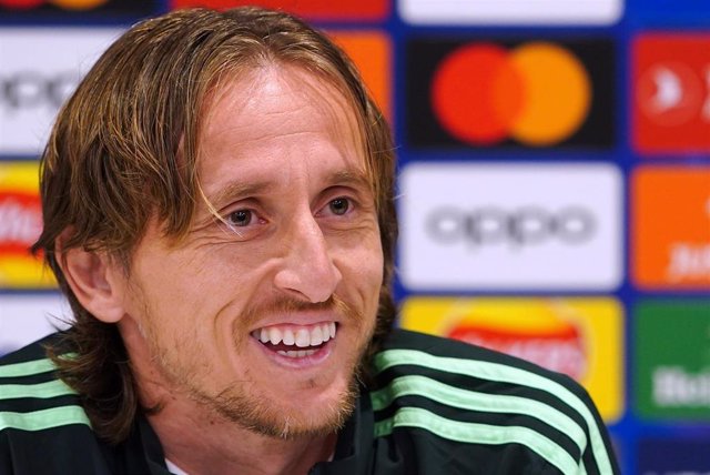 El centrocampista croata Luka Modric sonríe durante una rueda de prensa