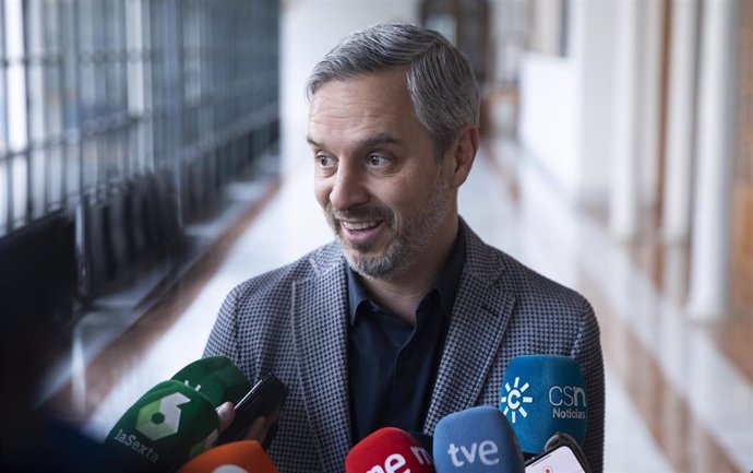 El vicesecretario de Economía del Partido Popular, Juan Bravo, atiende a los medios de comunicación tras la formalización de su renuncia al escaño del Parlamento andaluz. A 10 de febrero de 2023, en Sevilla (Andalucía, España).