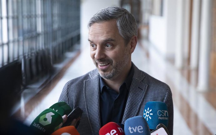 El vicesecretario de Economía del Partido Popular, Juan Bravo, atiende a los medios de comunicación tras la formalización de su renuncia al escaño del Parlamento andaluz. A 10 de febrero de 2023, en Sevilla (Andalucía, España). El vicesecretario de Econ
