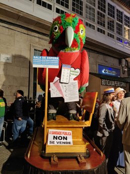 El emblemático Loro Ravachol vestido con las reivindicaciones de la sanidad pública, en Pontevedra. Carnaval 2023.