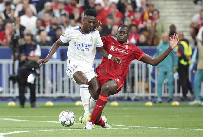 Archivo - El delantero brasileño Vinicius Júnior (Real Madrid) intenta driblar al central francés Ibrahima Konaté (Liverpool), durante al final de la Liga de Campeones 2021-2022. 