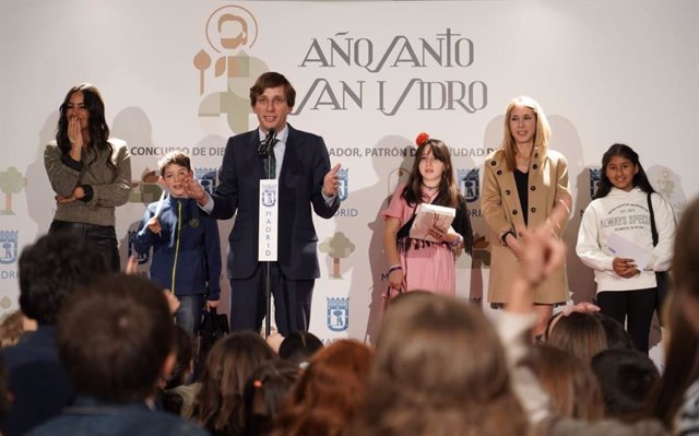 El El alcalde de Madrid, José Luis Martínez-Almeida y la vicealcaldesa, Begoña Villacís, hacen  entrega de los premios a los ganadores del Concurso de Dibujo San Isidro Labrador, a 20 de febrero de 2023.