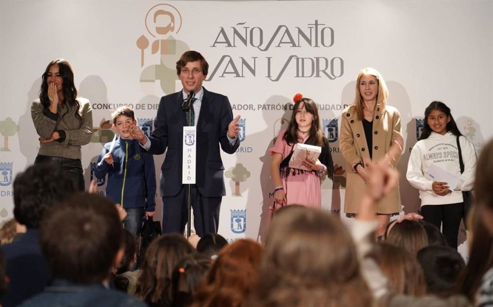 El El alcalde de Madrid, José Luis Martínez-Almeida y la vicealcaldesa, Begoña Villacís, hacen entrega de los premios a los ganadores del Concurso de Dibujo San Isidro Labrador, a 20 de febrero de 2023.