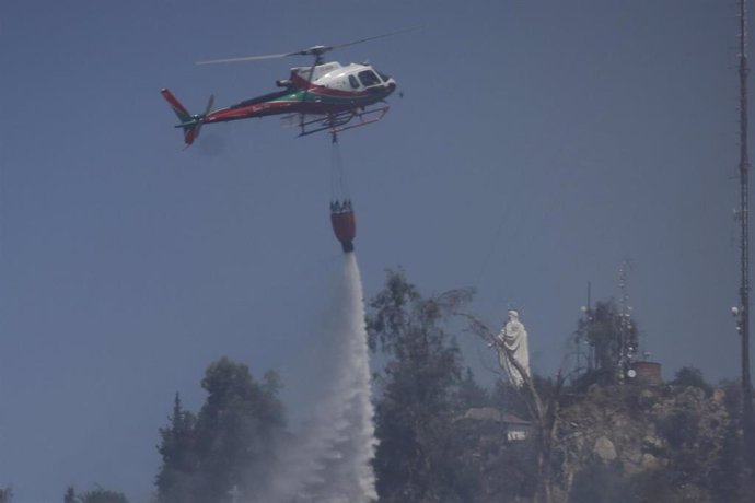 Helicóptero en las labores de extinción de los incendios en Chile