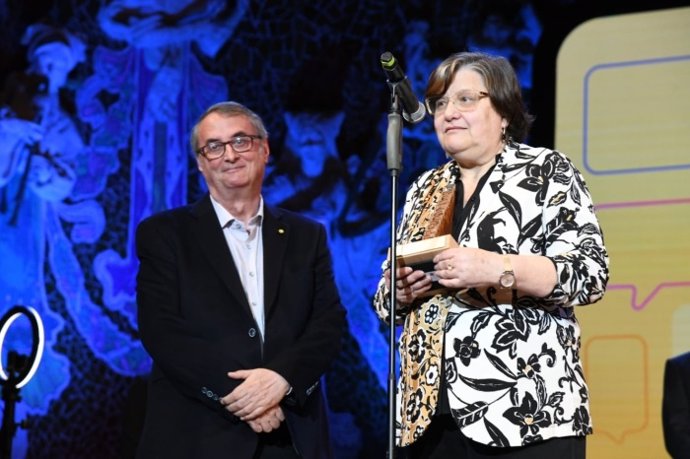 Vicent Partal y Assumpció Maresma, director y editora de VilaWeb, recogen el X Premi Martí Gasull i Roig en una gala en el Palau de la Música.