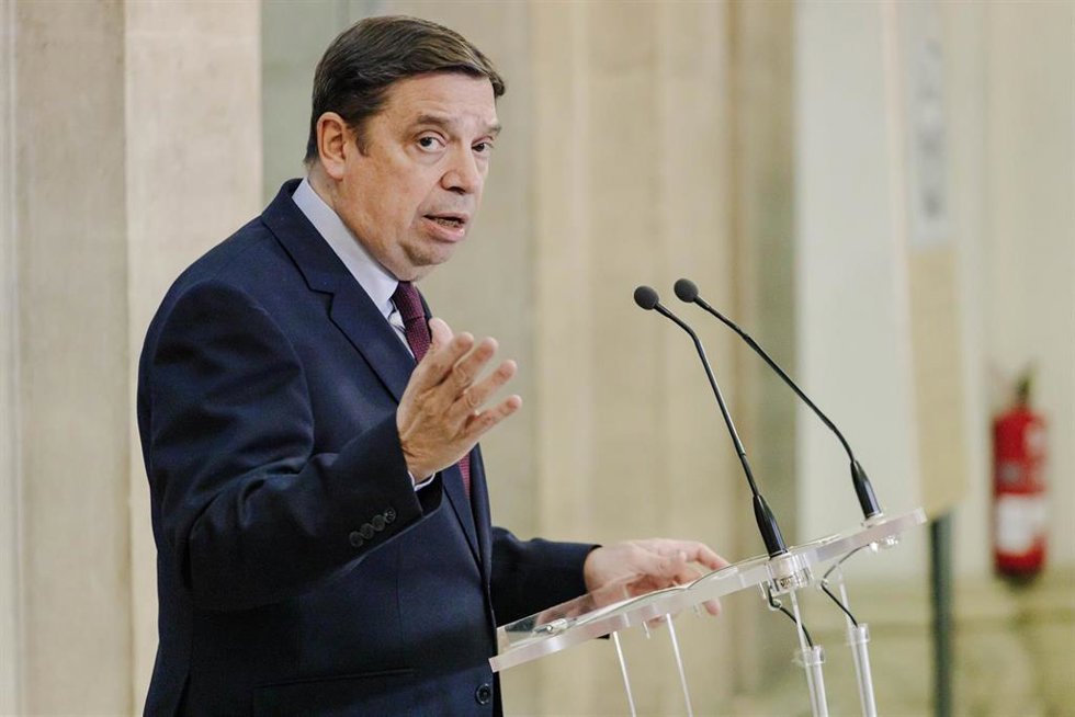 El ministro de Agricultura, Pesca y Alimentación, Luis Planas, atiende a medios tras presidir la reunión del Comité Asesor Agrario, en la sede del Ministerio, a 16 de febrero de 2023, en Madrid (España). 