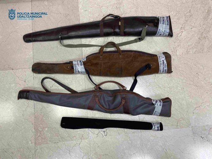 La Policía Municipal interviene dos escopetas y un rifle al acudir a una agresión en un piso en Pamplona.