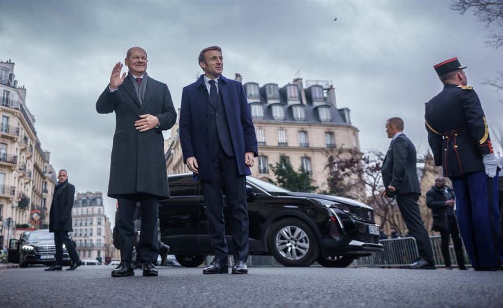 22 January 2023, France, Paris: German Chancellor Olaf Scholz (L), stands next to President of France Emmanuel Macron in front of the Sorbonne before the ceremony marking the 60th anniversary of the Elysee Treaty. Photo: Michael Kappeler/dpa