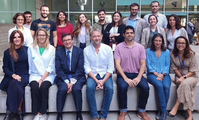 Parte del equipo que ha identificado el mecanismo por el cual las células tumorales de los cánceres de colon y recto desarrollan resistencias a la quimioterapia